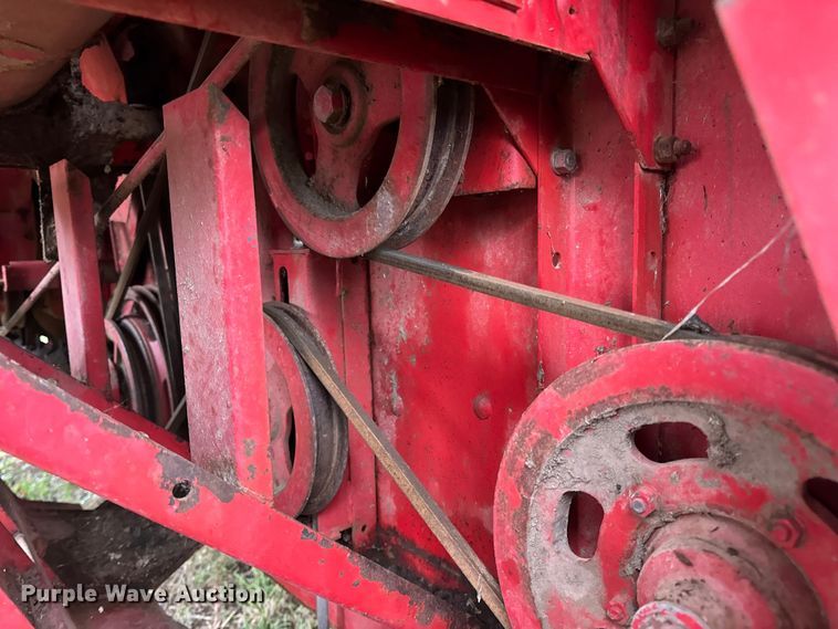 image for item DW6656 1984 Massey Ferguson 850 combine