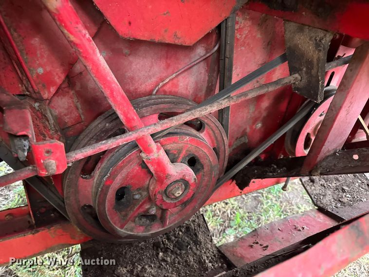 image for item DW6656 1984 Massey Ferguson 850 combine
