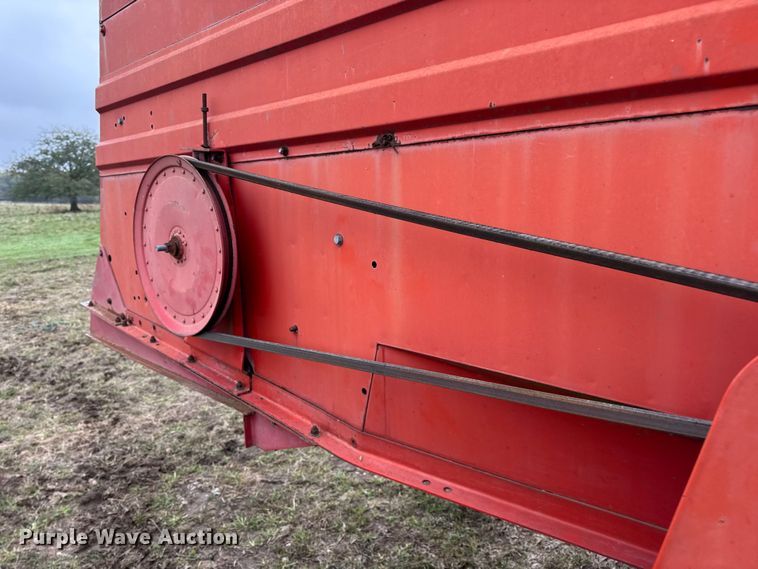 image for item DW6656 1984 Massey Ferguson 850 combine