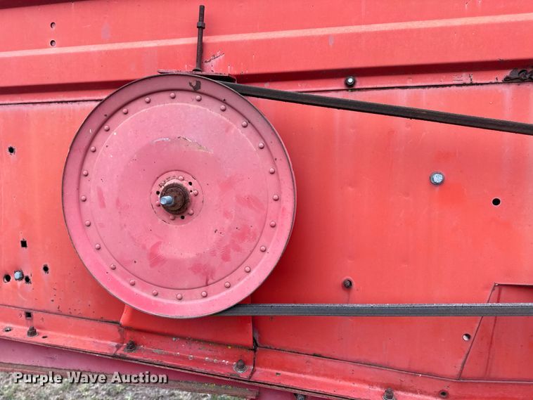 image for item DW6656 1984 Massey Ferguson 850 combine