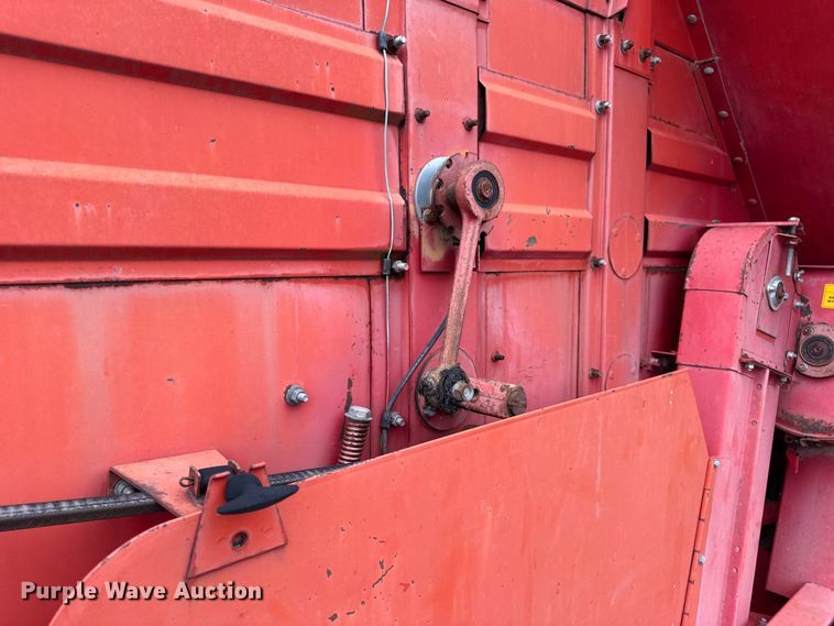 image for item DW6656 1984 Massey Ferguson 850 combine