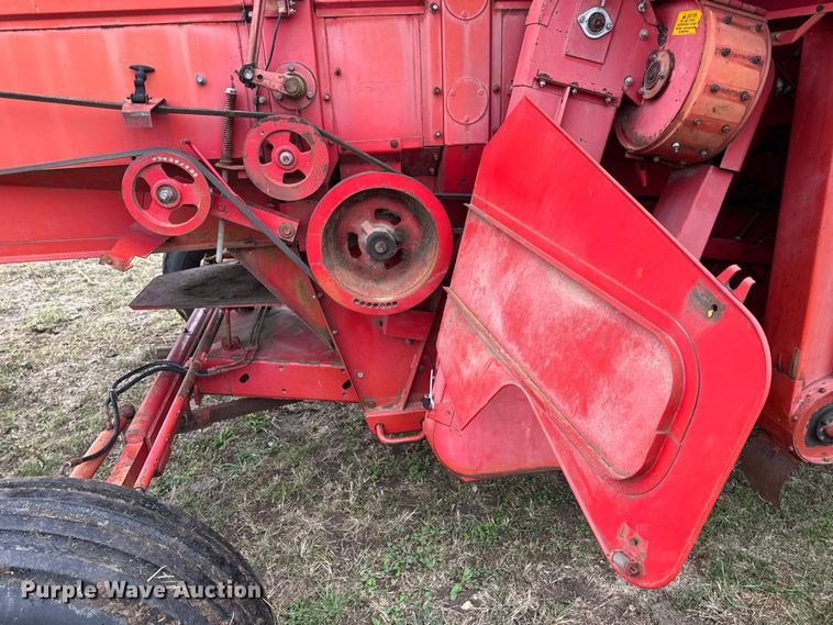 image for item DW6656 1984 Massey Ferguson 850 combine