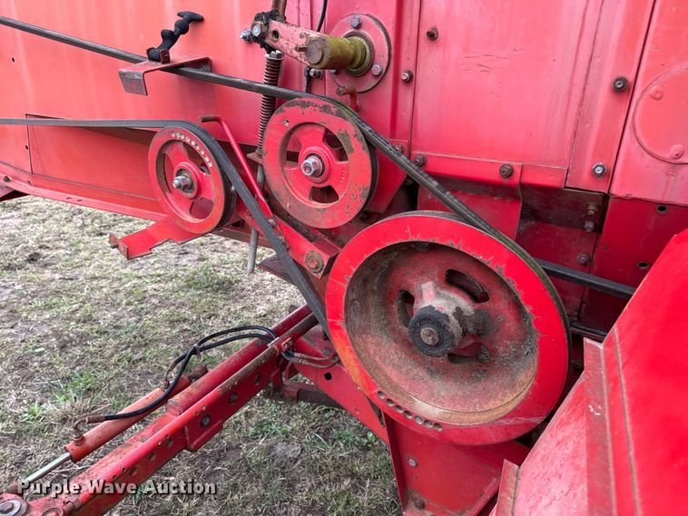 image for item DW6656 1984 Massey Ferguson 850 combine