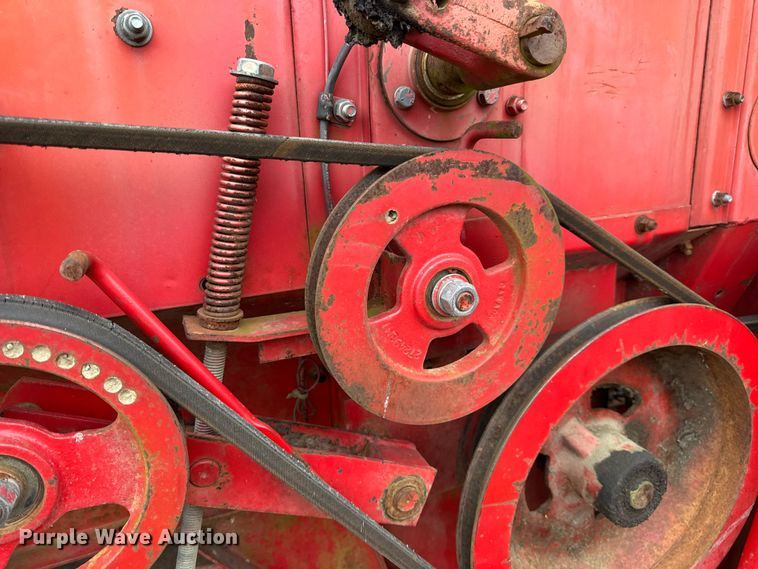 image for item DW6656 1984 Massey Ferguson 850 combine