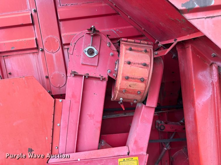 image for item DW6656 1984 Massey Ferguson 850 combine