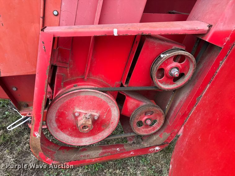 image for item DW6656 1984 Massey Ferguson 850 combine