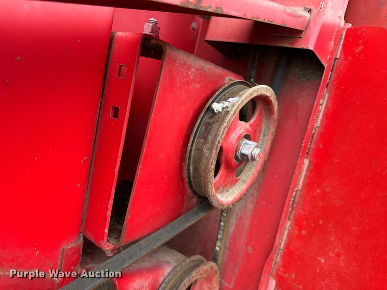 image for item DW6656 1984 Massey Ferguson 850 combine