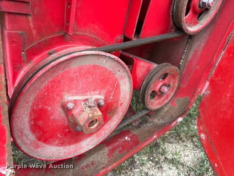 image for item DW6656 1984 Massey Ferguson 850 combine