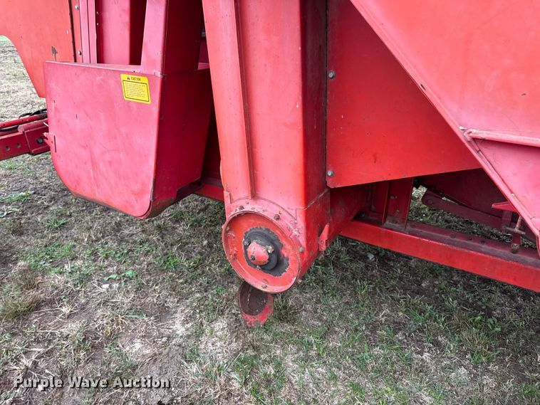 image for item DW6656 1984 Massey Ferguson 850 combine