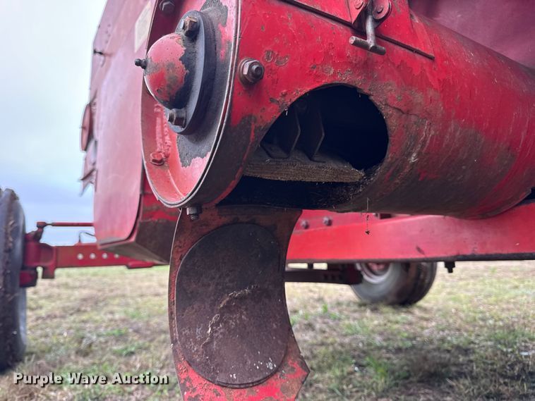 image for item DW6656 1984 Massey Ferguson 850 combine