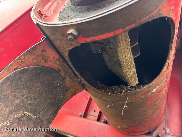 image for item DW6656 1984 Massey Ferguson 850 combine