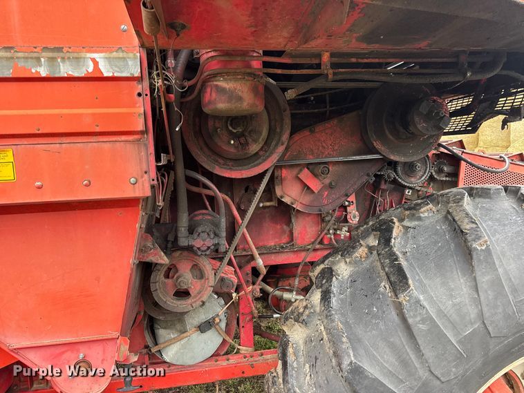 image for item DW6656 1984 Massey Ferguson 850 combine
