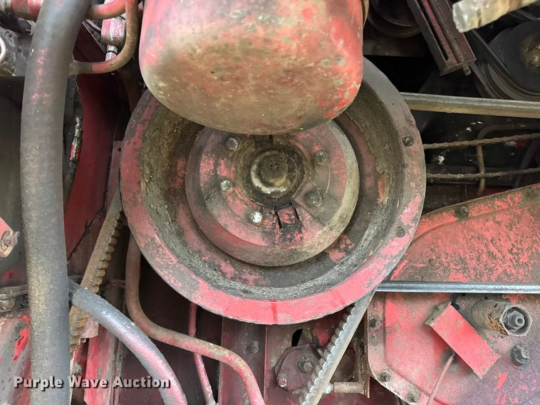 image for item DW6656 1984 Massey Ferguson 850 combine