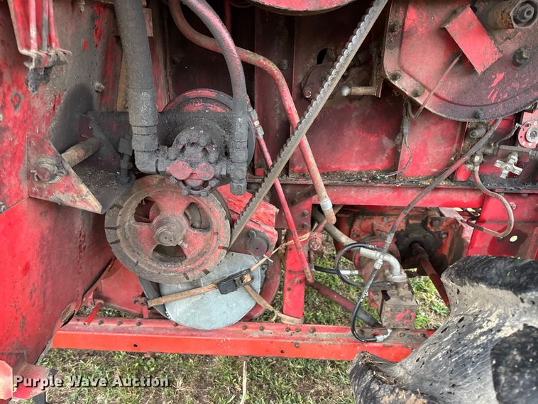 image for item DW6656 1984 Massey Ferguson 850 combine