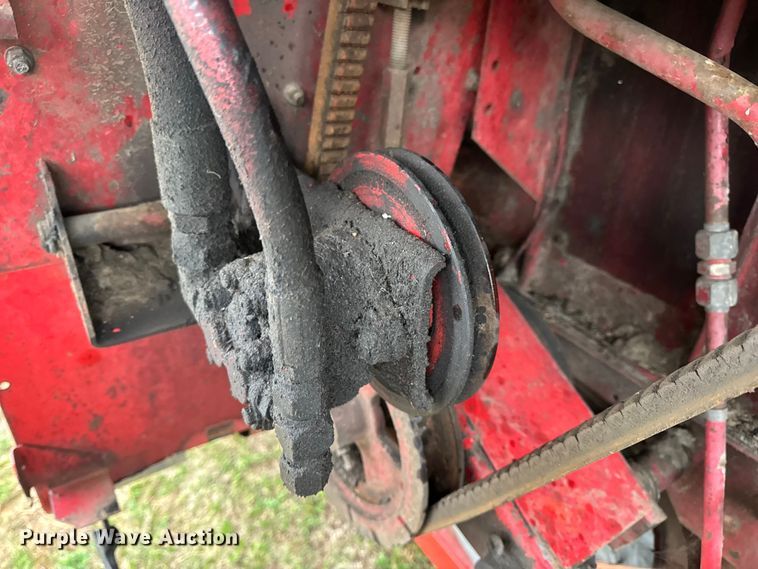 image for item DW6656 1984 Massey Ferguson 850 combine