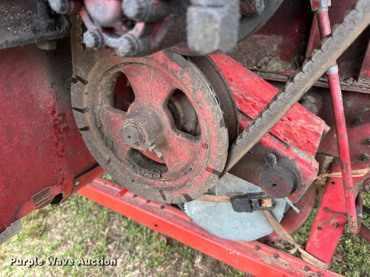 image for item DW6656 1984 Massey Ferguson 850 combine