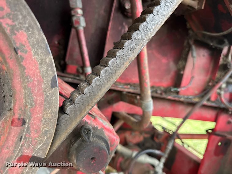 image for item DW6656 1984 Massey Ferguson 850 combine