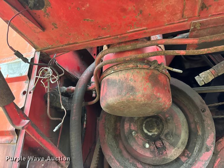 image for item DW6656 1984 Massey Ferguson 850 combine