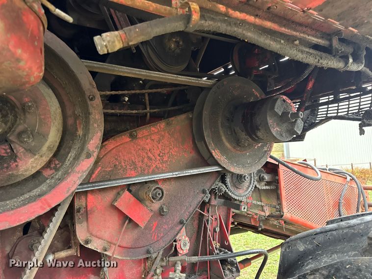image for item DW6656 1984 Massey Ferguson 850 combine