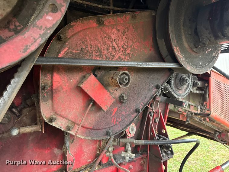 image for item DW6656 1984 Massey Ferguson 850 combine