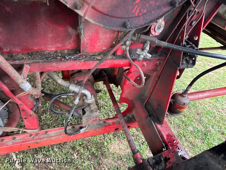 image for item DW6656 1984 Massey Ferguson 850 combine