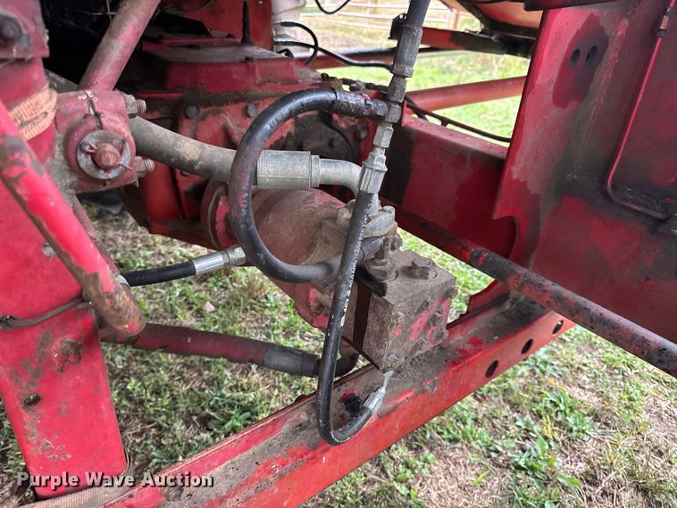 image for item DW6656 1984 Massey Ferguson 850 combine