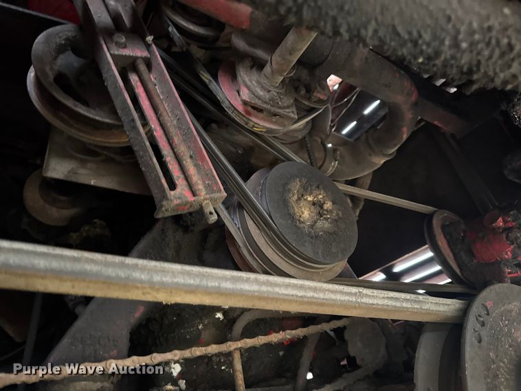 image for item DW6656 1984 Massey Ferguson 850 combine