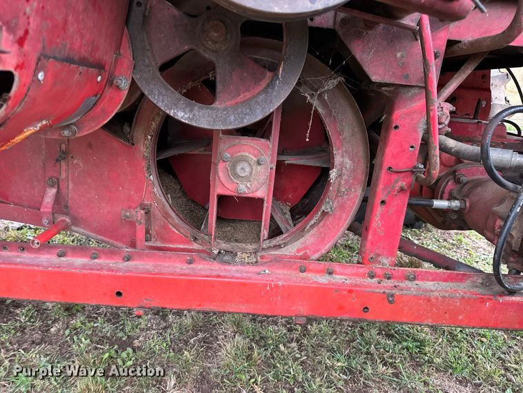 image for item DW6656 1984 Massey Ferguson 850 combine