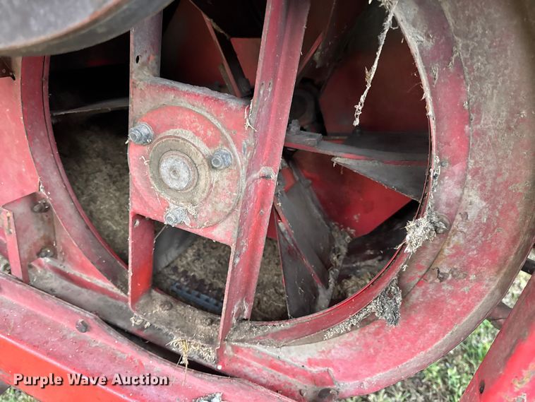 image for item DW6656 1984 Massey Ferguson 850 combine