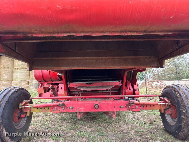 image for item DW6656 1984 Massey Ferguson 850 combine