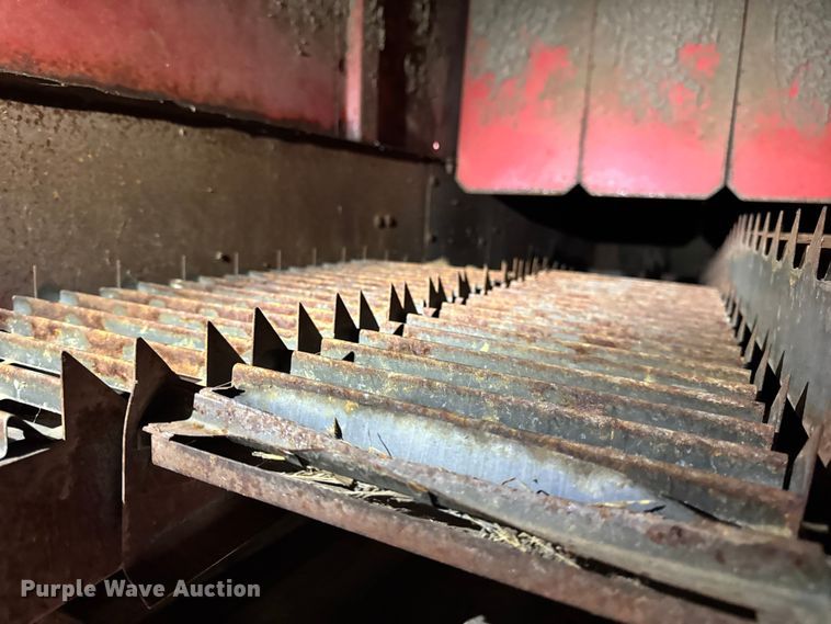 image for item DW6656 1984 Massey Ferguson 850 combine