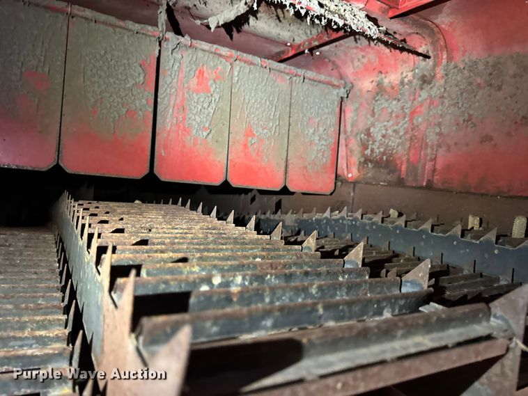 image for item DW6656 1984 Massey Ferguson 850 combine