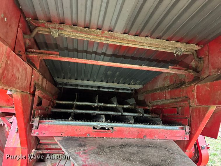 image for item DW6656 1984 Massey Ferguson 850 combine