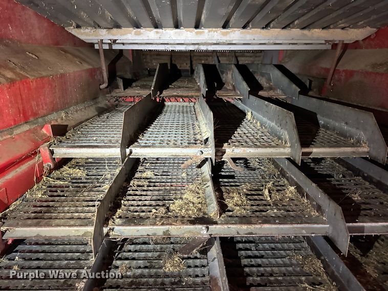 image for item DW6656 1984 Massey Ferguson 850 combine