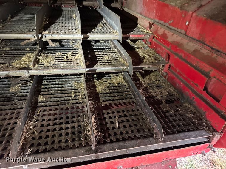 image for item DW6656 1984 Massey Ferguson 850 combine