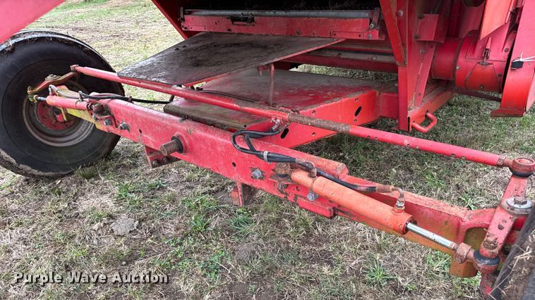 image for item DW6656 1984 Massey Ferguson 850 combine