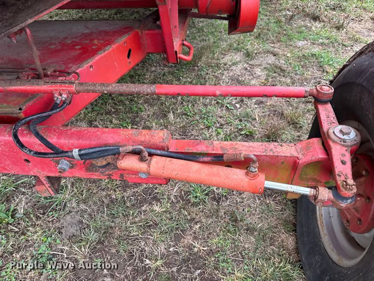 image for item DW6656 1984 Massey Ferguson 850 combine