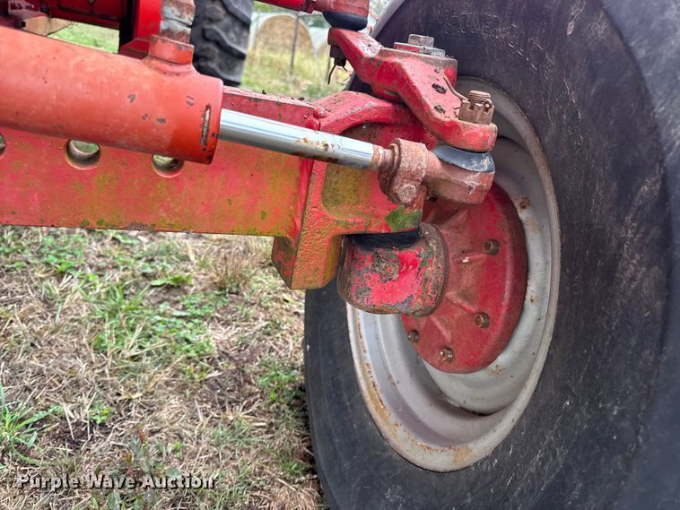 image for item DW6656 1984 Massey Ferguson 850 combine