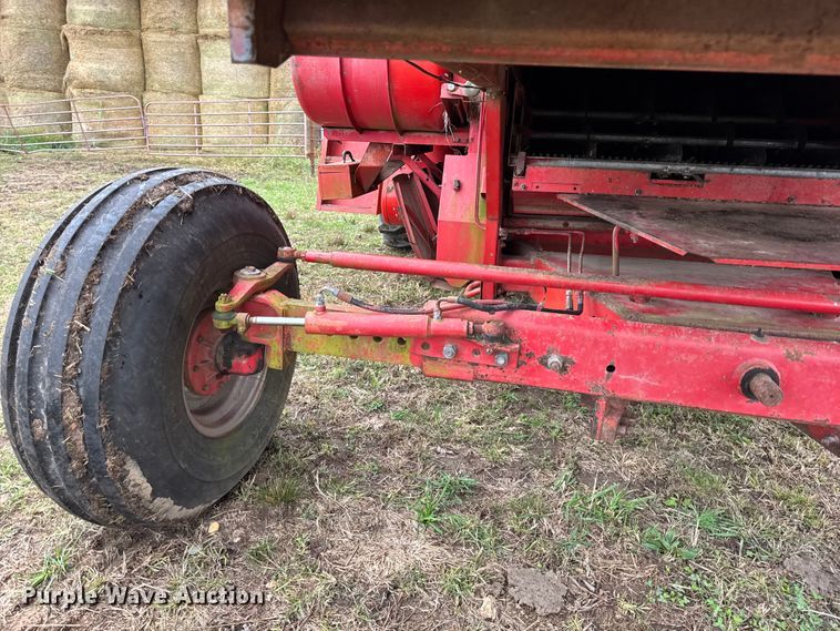 image for item DW6656 1984 Massey Ferguson 850 combine