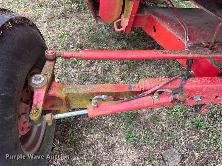 image for item DW6656 1984 Massey Ferguson 850 combine