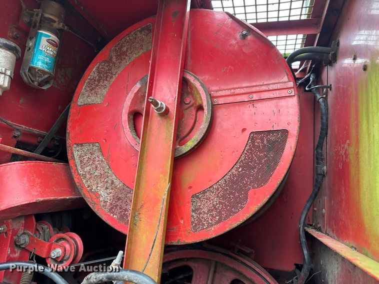 image for item DW6656 1984 Massey Ferguson 850 combine