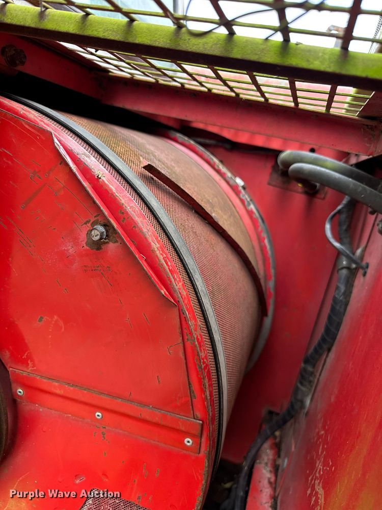 image for item DW6656 1984 Massey Ferguson 850 combine