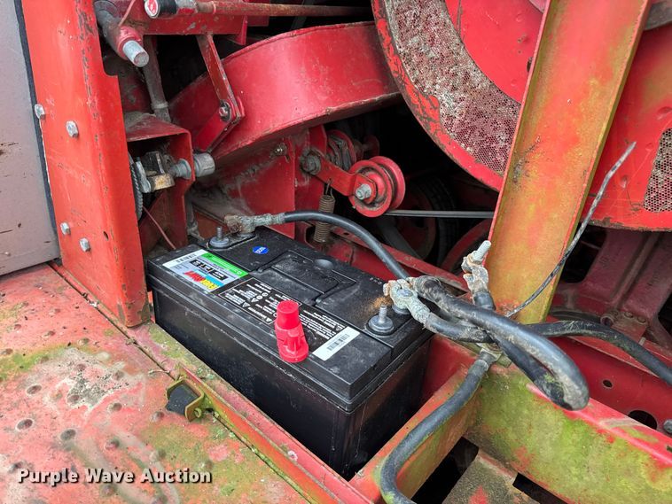 image for item DW6656 1984 Massey Ferguson 850 combine