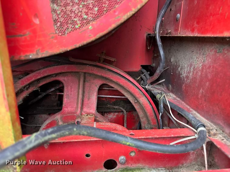 image for item DW6656 1984 Massey Ferguson 850 combine