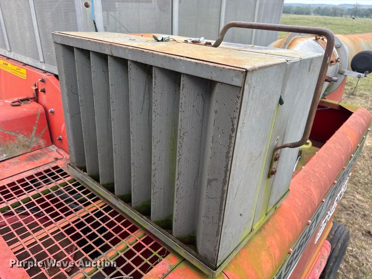 image for item DW6656 1984 Massey Ferguson 850 combine