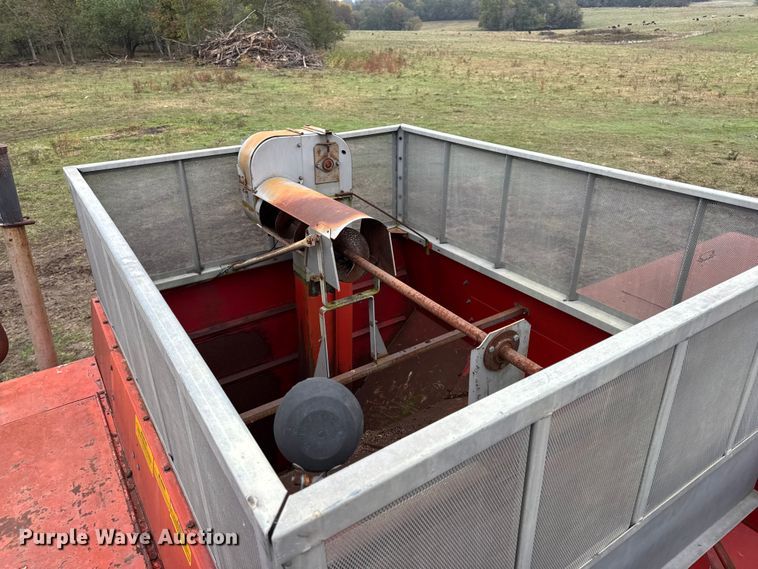 image for item DW6656 1984 Massey Ferguson 850 combine