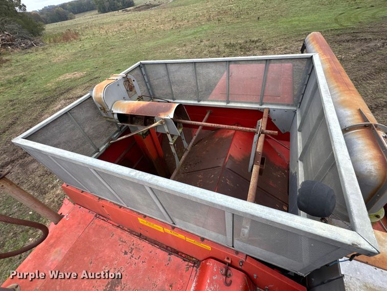 image for item DW6656 1984 Massey Ferguson 850 combine