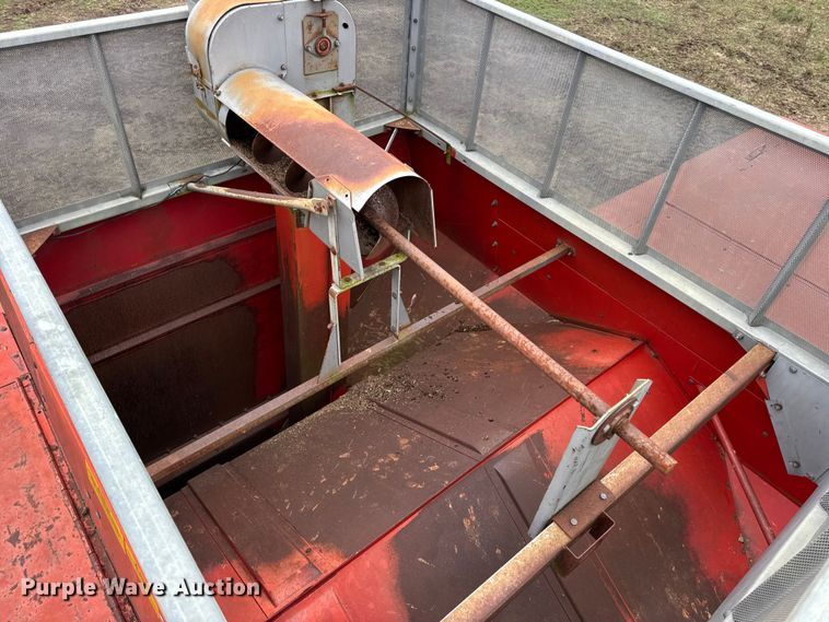 image for item DW6656 1984 Massey Ferguson 850 combine