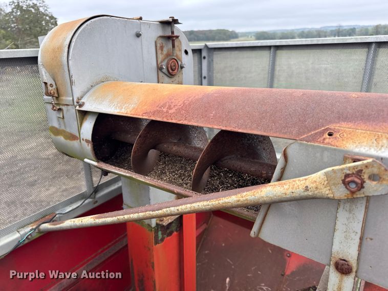 image for item DW6656 1984 Massey Ferguson 850 combine