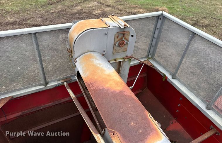 image for item DW6656 1984 Massey Ferguson 850 combine